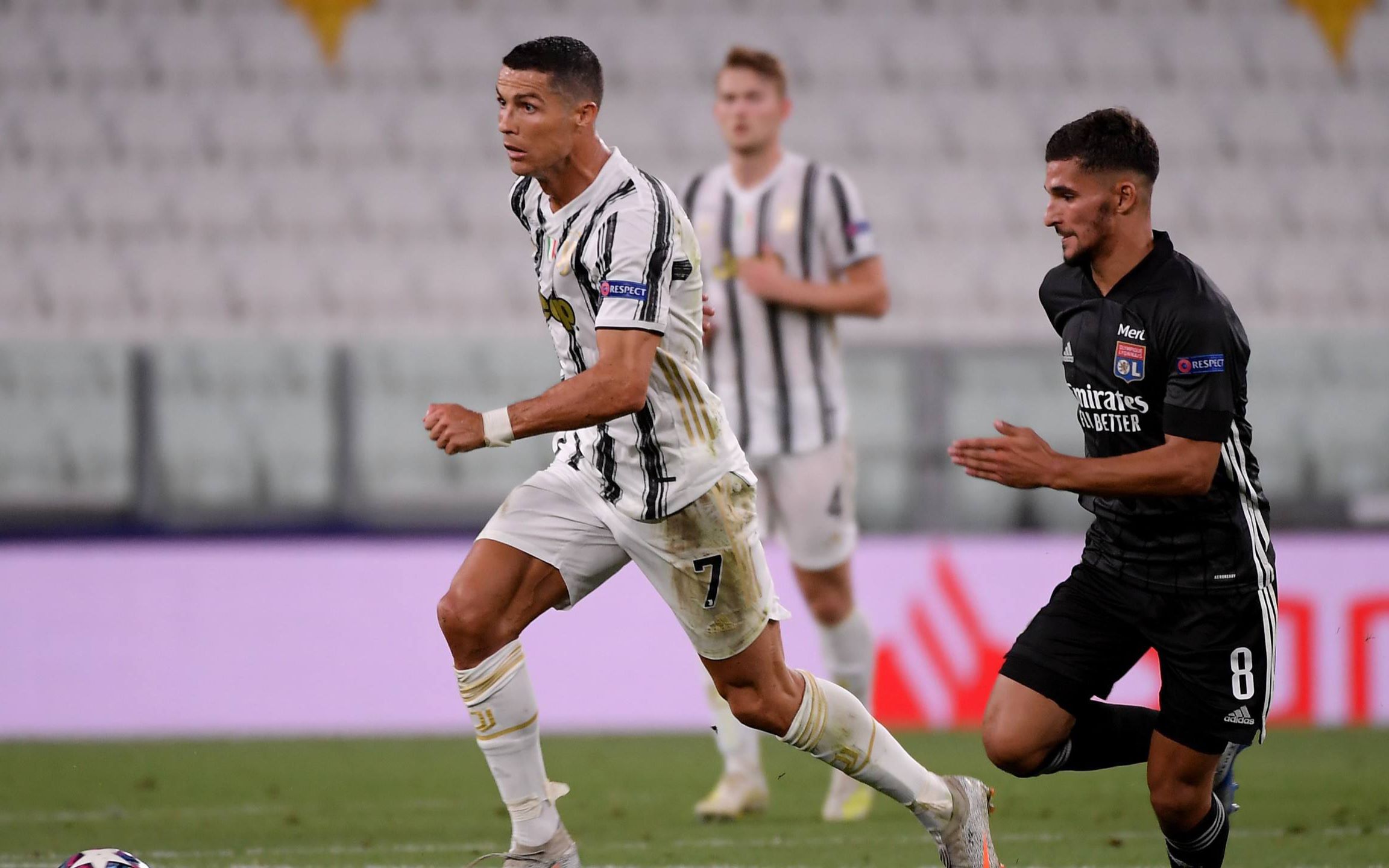 开云体育官网-尤文险胜里昂，C罗乌龙送礼世界杯