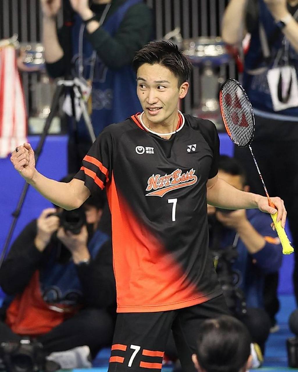 包含日本羽毛球队横扫法国羽毛球队，桃田贤斗打破历史纪录的词条